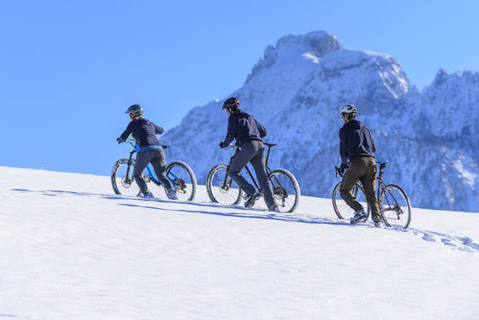 Aufstieg zur winterlichen Abfahrt mit dem MTB