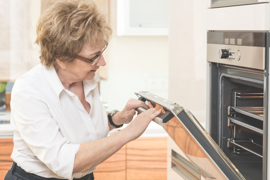 Hausfrau schaut sich nach neuem Backofen um
