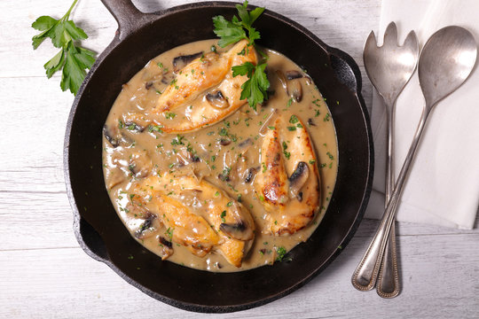 chicken cooked with wine,mustard and mushroom