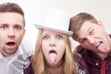 Junge Leute machen verrücktes Bild vor der Fotobox