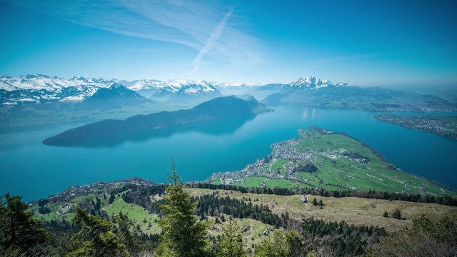 スイスのリギ山からみたアルプスの山々と湖と街のタイムラプス