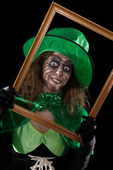 Irrer Leprechaun hinter einem Holzrahmen, schwarzer Hintergrund