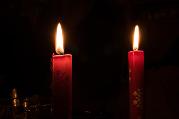 zwei brennende rote Kerzen