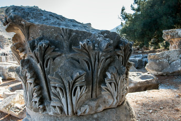 Obraz premium Fragments of ancient columns./ Elements of ancient architecture in the ancient theater in the vicinity of Lake Bafa in Turkey.