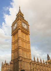 Fototapeta na wymiar Big Ben Uhrturm am Westminster Palast, englisches Parlament