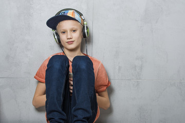 Chłopiec w słuchawkach słucha muzyki