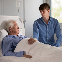 Obraz premium Elder patient talking to grandson