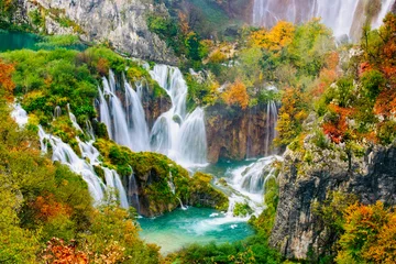 Photo sur Aluminium Cascades Vue détaillée des belles cascades au soleil dans le parc national de Plitvice, Croatie