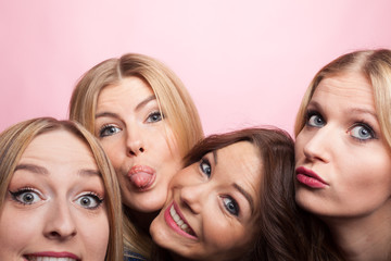 Gruppe junger Frauen macht Partyfoto