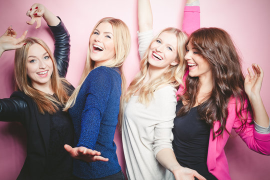 Gruppe junger Frauen macht Partyfoto