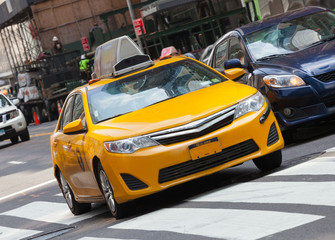 Fototapeta na wymiar Classic street view with yellow cab in New York city