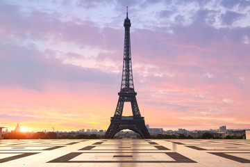 Naklejka premium Paris, Eiffel tower at sunrise