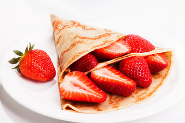 Classic russian pancake with fresh strawberry - 101385314