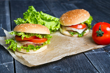 Hamburgery na drewnianym tle