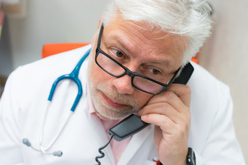 arzt hört am telefon zu