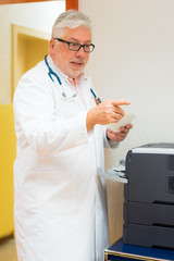arzt mit rezept in der hand
