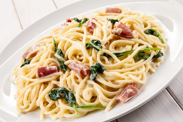 Pasta with ham and spinach