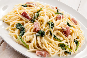 Pasta with ham and spinach