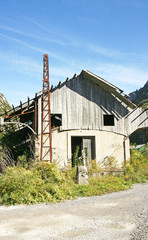 Fototapeta na wymiar Nave industrial derruida en la antigua estación de Canfranc, Huesca, España