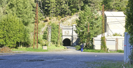 descampado y antiguo túnel en Canfranc, Huesca, España © sanguer