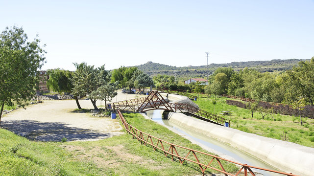 Canal de riego en la provincia de Huesca, España
