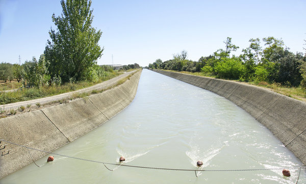 Canal de riego en la provincia de Huesca, España