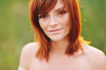 Портрет красивой молодой  девушки с рыжими волосами