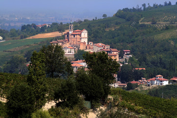 Fototapeta na wymiar Italia,LOmbardia,Pavia,Oltrepò Pavese, il paese di Torricella Verzate.