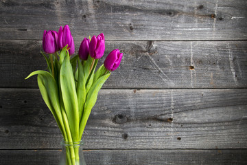 Tulipany na drewnianym tle