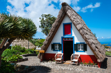 Fototapeta na wymiar Historisches Santana Häuschen auf Madeira; Portugal