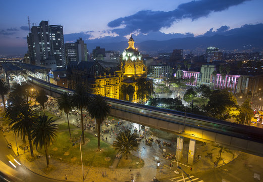Medell&iacute;n, Colombia 29 de de enero de el a&ntilde;o 2016. Panor&aacute;mica de la noche.