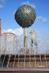 Померанцевое дерево и лев в струях воды. Скульптура в центре фонтана в городе Ломоносов