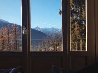Fototapeta premium Vetrata con panorama di montagna