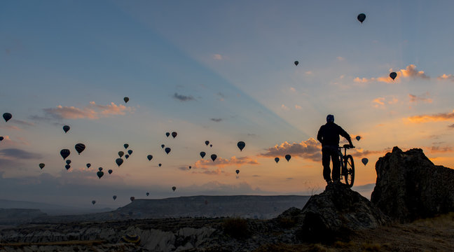 bisiklet gezisi ve gündoğumunda balonları izlemek