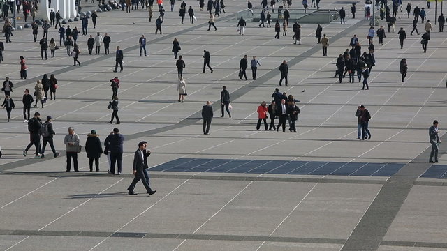 2015Unidentified people walking at lunch time in La Defense, Paris