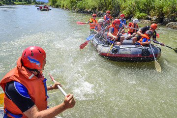 Wasserspiele bei einer Rafting-Tour 