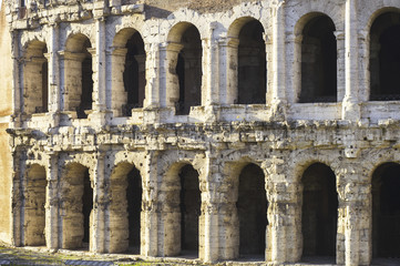 particolare del teatro marcello a Roma anfiteatro romano
