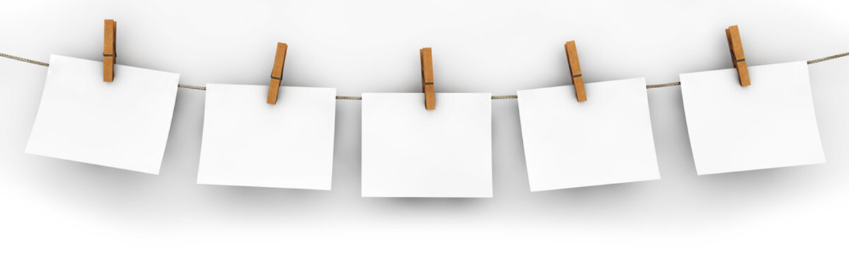 Fünf Zettel mit Wäscheklammern aufgehängt