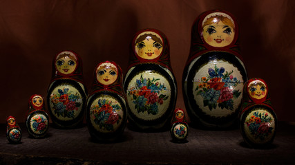 Bambole russe fotografate su base in legno