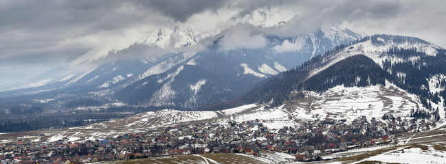 panorama zamglonych Tatr