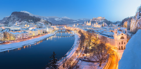 Obraz premium Salzburg zimą, twierdza Hohensalzburg i pokryte śniegiem stare miasto