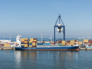 Fototapeta premium Container ship crane harbor