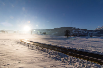 Winterlandschaft mit Stra&szlig;e, Sonnenuntergang