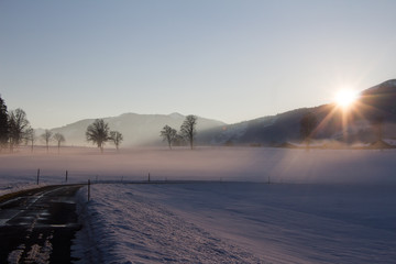 Winterlandschaft mit Straße, Sonnenuntergang