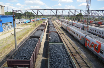 Грузовые железнодорожные вагоны с углем на станции  - obrazy, fototapety, plakaty