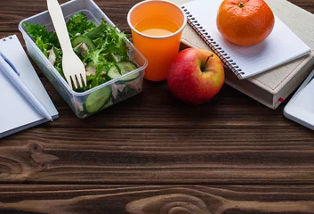 Türaufkleber Lunch box with salad, apple, tangerine and juice. © Yulia Furman