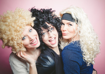 Freundinnen machen lustiges Partyfoto