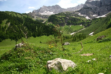 Die Eng Alm - mit dem Almdorf am Ahornboden im Karwendel Gebirge, Bayern, Deutschland
