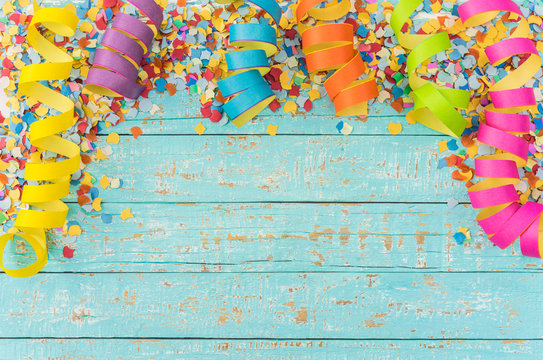 Bunte Luftschlangen Konfetti Dekoration Fasching Hintergrund