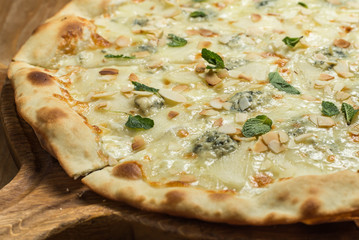 Pizza quattro fromaggi 
